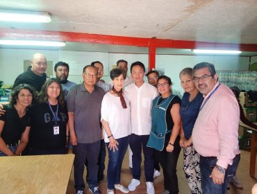 Senadora Isabel Allende recibe donación de la Comunidad China para el Campamento Manuel Bustos