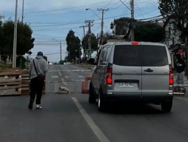 Vecinos instalan barricadas para cortar el tránsito en Santa Inés en protesta a Esval: Llevan más de 30 horas sin agua