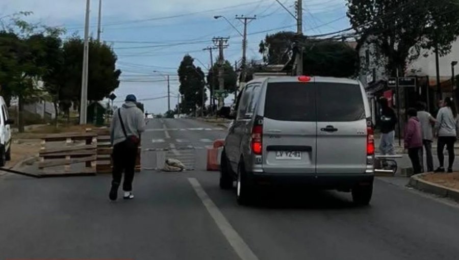 Vecinos instalan barricadas para cortar el tránsito en Santa Inés en protesta a Esval: Llevan más de 30 horas sin agua