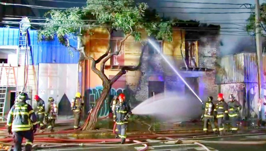 Emanación de gas tras robo de medidor habría provocado incendio en bodega de Santiago