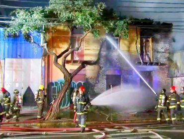 Emanación de gas tras robo de medidor habría provocado incendio en bodega de Santiago