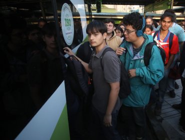 Habilitan buses para trasladar gratis a más de 800 voluntarios desde Santiago a zonas afectadas por incendios en Viña y Quilpué