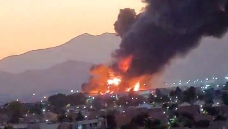 Incendio estructural de bodegas genera gran columna de humo en Pudahuel