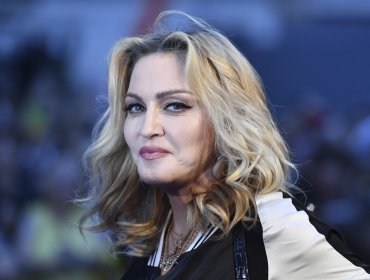 Madonna sufre una caída en el escenario mientras realizaba un concierto