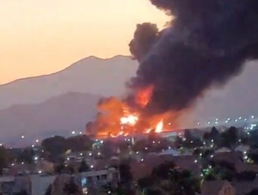Incendio estructural de bodegas genera gran columna de humo en Pudahuel