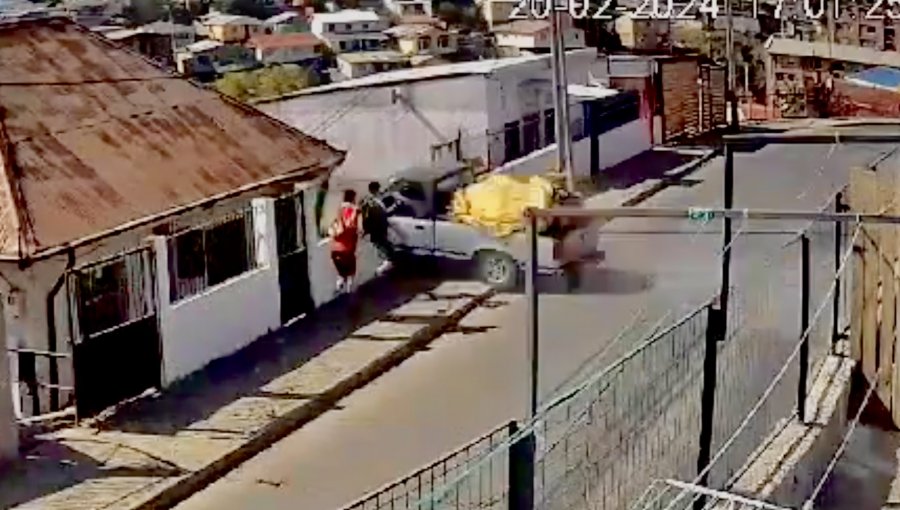 Impactante registro muestra milagrosa salvada de dos jóvenes en cerro de Valparaíso: estuvieron a centímetros de ser atropellados