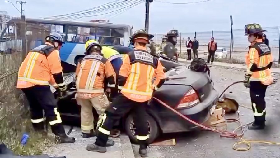 Colisión entre un microbús y un vehículo menor deja 10 lesionados en San Antonio