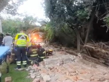 Mujer sufre heridas graves por derrumbe de muro en Ñuñoa