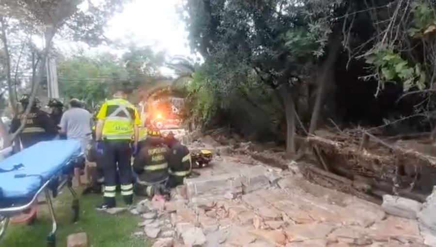 Mujer sufre heridas graves por derrumbe de muro en Ñuñoa