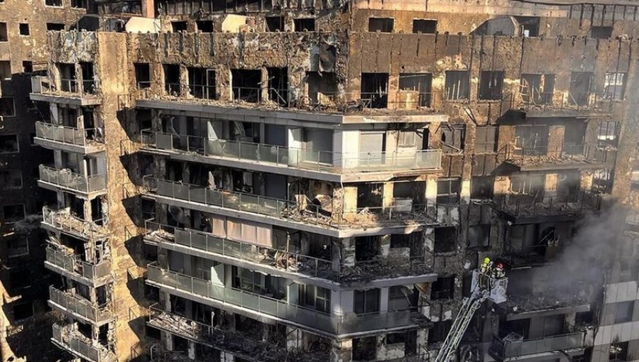 5 fallecidos deja incendio que consumió todo un edificio en España: hay 14 desaparecidos