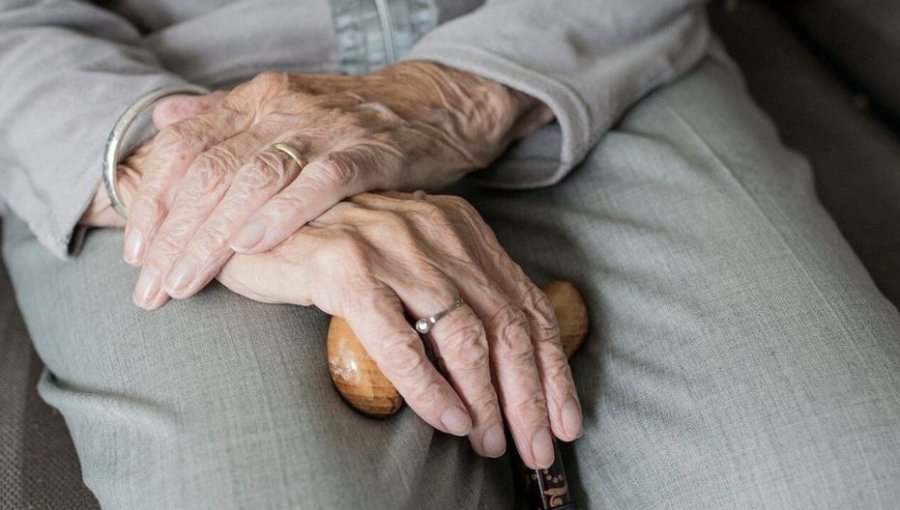 Adultos mayores son víctimas de violento asalto al interior de su domicilio en Cerrillos