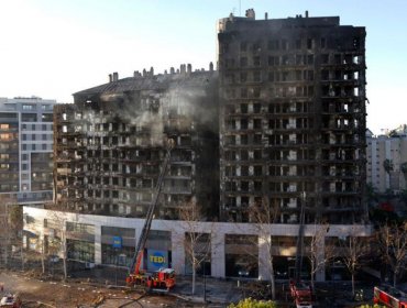“Efecto chimenea”: Qué es y por qué contribuyó a la rápida propagación del fatal incendio de edificio que dejó al menos 10 muertos en España