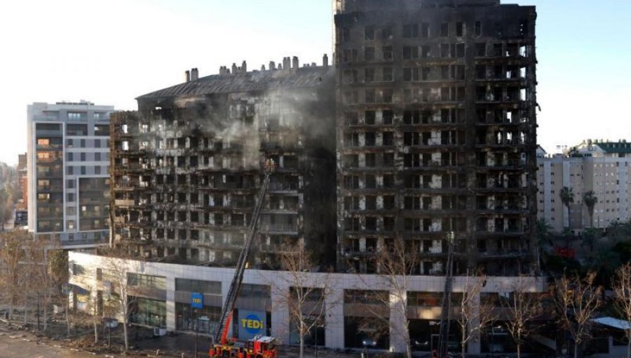 “Efecto chimenea”: Qué es y por qué contribuyó a la rápida propagación del fatal incendio de edificio que dejó al menos 10 muertos en España