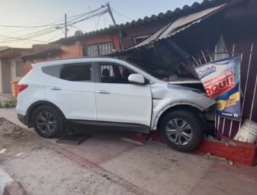 Automóvil arrasa con dos casas y queda incrustado en muro perimetral en Lo Espejo