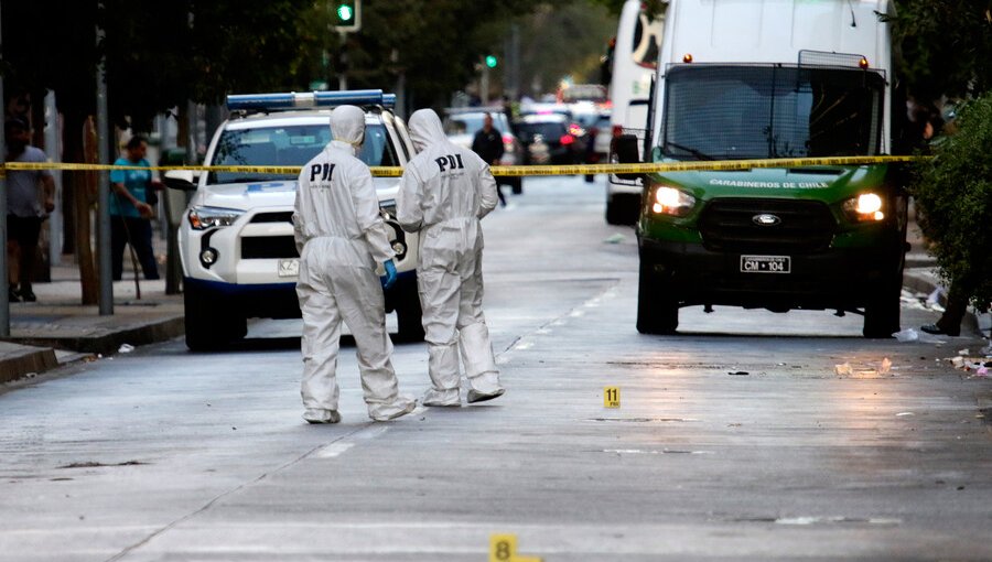 Hombre es asesinado con más de 20 disparos en plena vía pública en San Bernardo