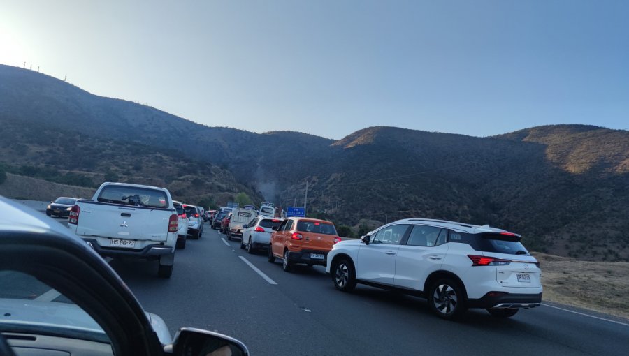 Túnel Lo Prado se encuentra con tránsito suspendido por incendio en su interior