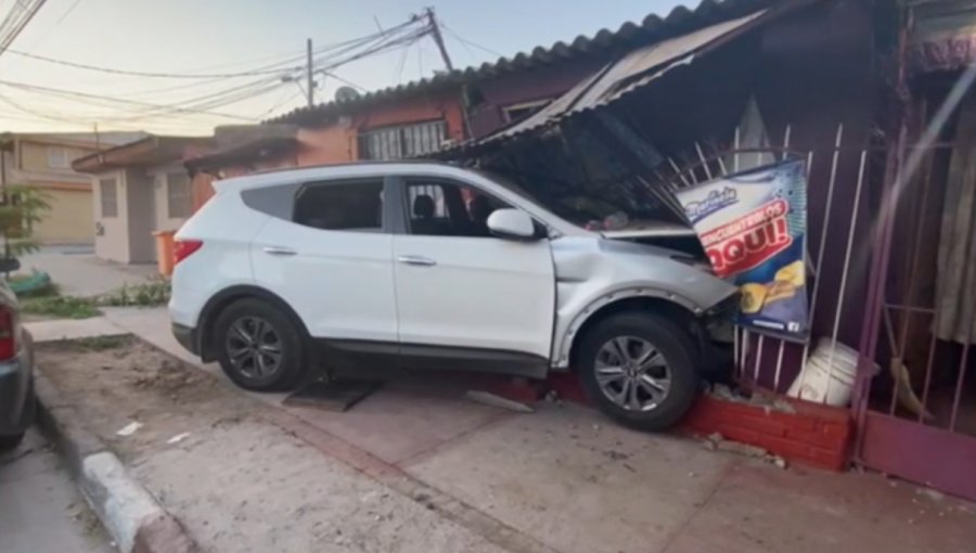 Automóvil arrasa con dos casas y queda incrustado en muro perimetral en Lo Espejo