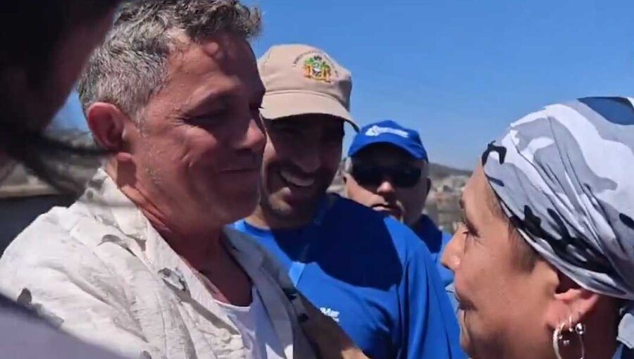 Alejandro Sanz visita a damnificados por los incendios en medio de su llegada al Festival de Viña del Mar