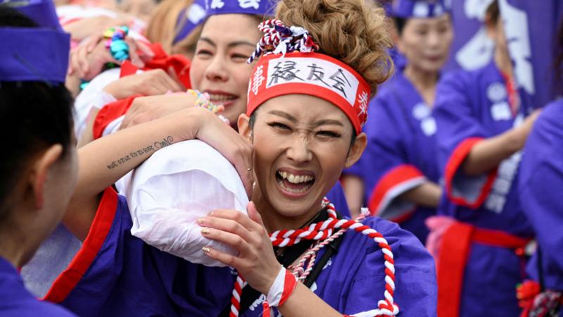 Mujeres participaron por primera vez en el milenario "Festival del Desnudo" de Japón