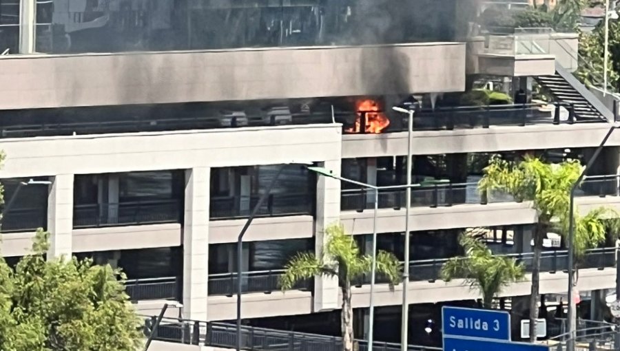 Registran incendio en estacionamientos del Mall Alto Las Condes