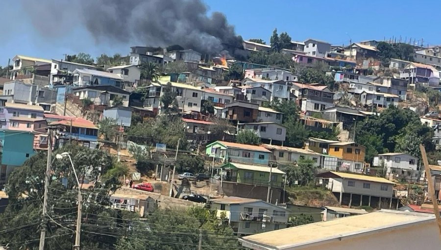 Incendio consume una vivienda de material ligero en el cerro San Juan de Dios de Valparaíso