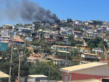 Incendio consume una vivienda de material ligero en el cerro San Juan de Dios de Valparaíso