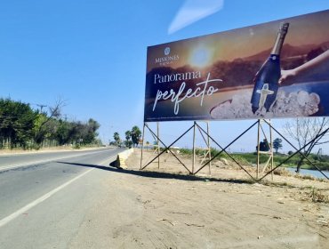 ¿Nueva ilegalidad de la publicidad en Concón? Estructura para difundir obras del MOP es utilizada para promocionar a empresa vinícola