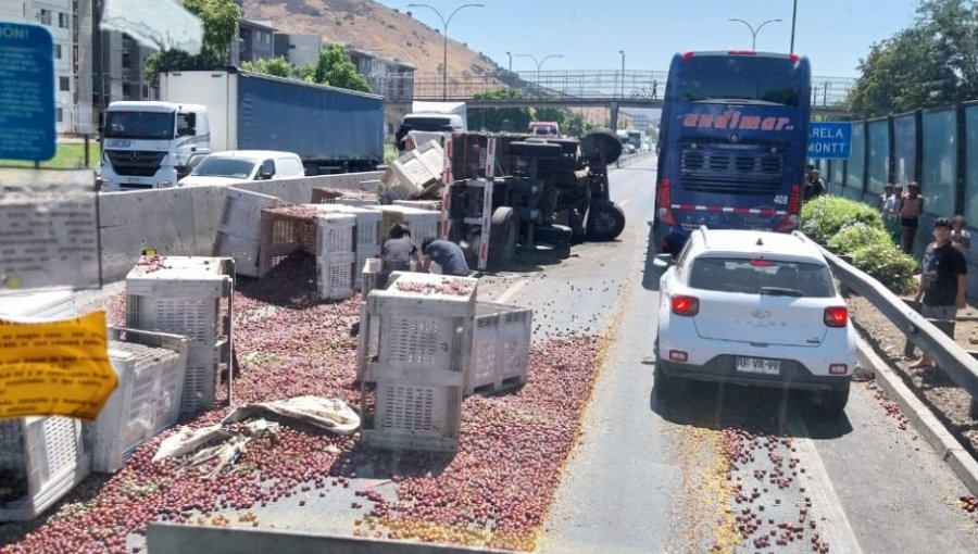 Camión volcado en autopista General Velásquez obliga a cortar el tránsito