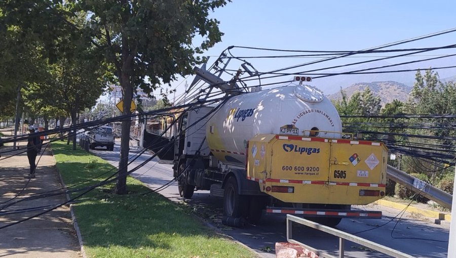 Camión que derribó 13 postes de luz en Puente Alto provoca corte de tránsito en Avenida Camilo Henríquez