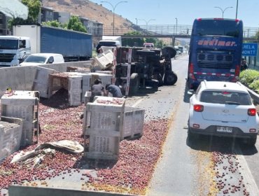 Camión volcado en autopista General Velásquez obliga a cortar el tránsito