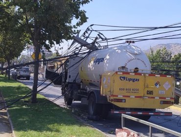 Camión que derribó 13 postes de luz en Puente Alto provoca corte de tránsito en Avenida Camilo Henríquez