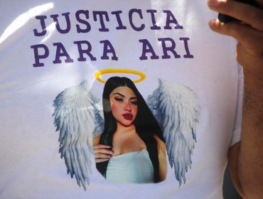 Madre de mujer asesinada en Maipú llega hasta La Moneda y exige justicia por su hija: “Que sea la pena máxima”