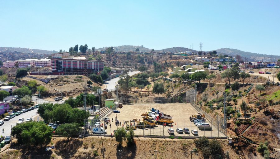 Ministerio de Obras Públicas anuncia término de la primera etapa de remoción de escombros en las zonas afectadas por los incendios