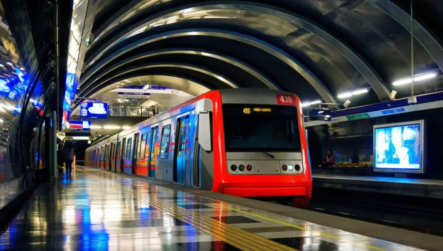 Cuatro estaciones de Metro de Santiago se encuentran cerradas por “persona en la vía”