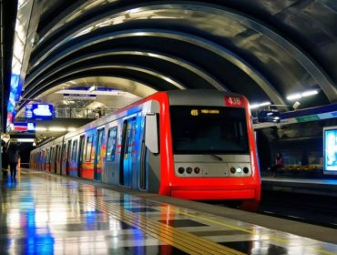Cuatro estaciones de Metro de Santiago se encuentran cerradas por “persona en la vía”