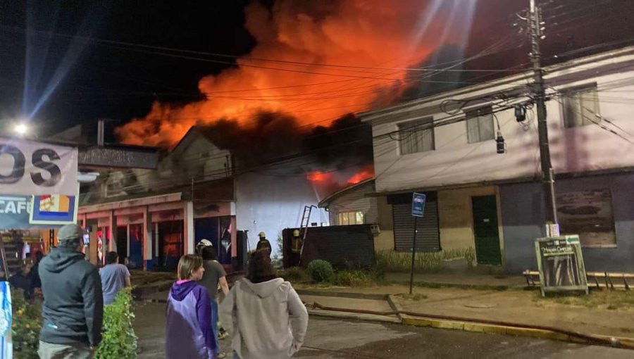 Descomunal incendio destruye cuatro locales y una casa en pleno centro de Loncoche