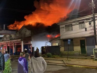 Descomunal incendio destruye cuatro locales y una casa en pleno centro de Loncoche