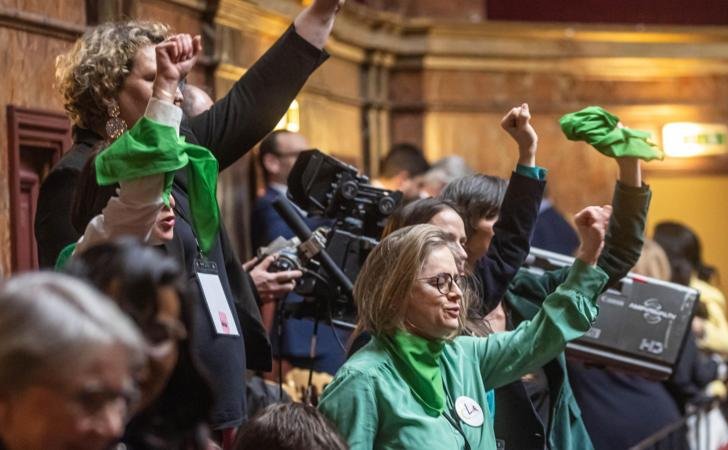 Francia se convierte en el primer país del mundo en proteger el derecho al aborto en su Constitución