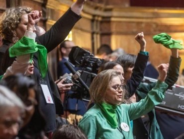 Francia se convierte en el primer país del mundo en proteger el derecho al aborto en su Constitución