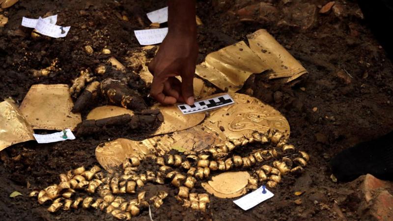 Descubren en Panamá una tumba repleta de oro y evidencias de sacrificios humanos