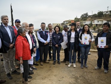 Entregan primeros subsidios de viviendas definitivas para damnificados por incendios en la región de Valparaíso