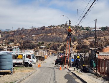 Tras polémica por cobros, parte instalación de empalmes y alumbrado público en zonas incendiadas