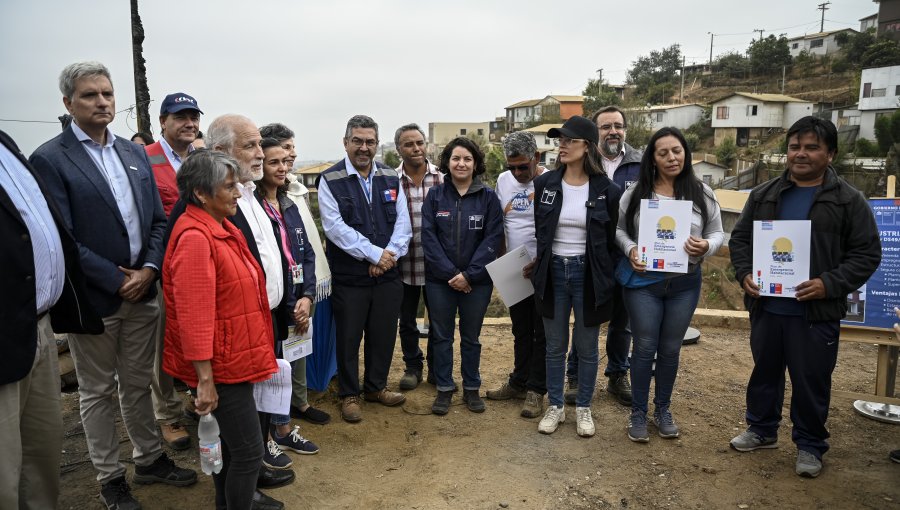 Entregan primeros subsidios de viviendas definitivas para damnificados por incendios en la región de Valparaíso