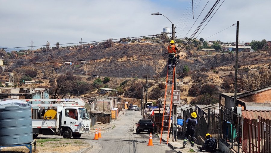 Tras polémica por cobros, parte instalación de empalmes y alumbrado público en zonas incendiadas