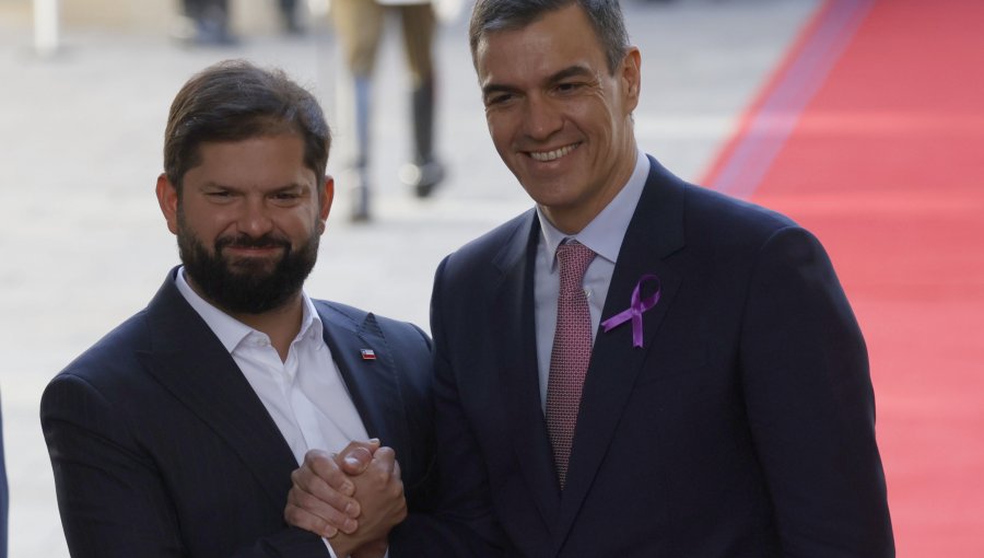 Presidente del Gobierno Español está en Chile y participará junto a Gabriel Boric en conmemoración del 8M