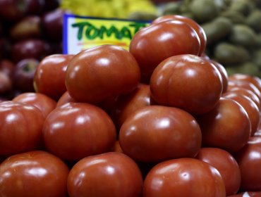 IPC anota alza de 0,6% en febrero por sobre las expectativas del mercado, pero bajan papas y tomates