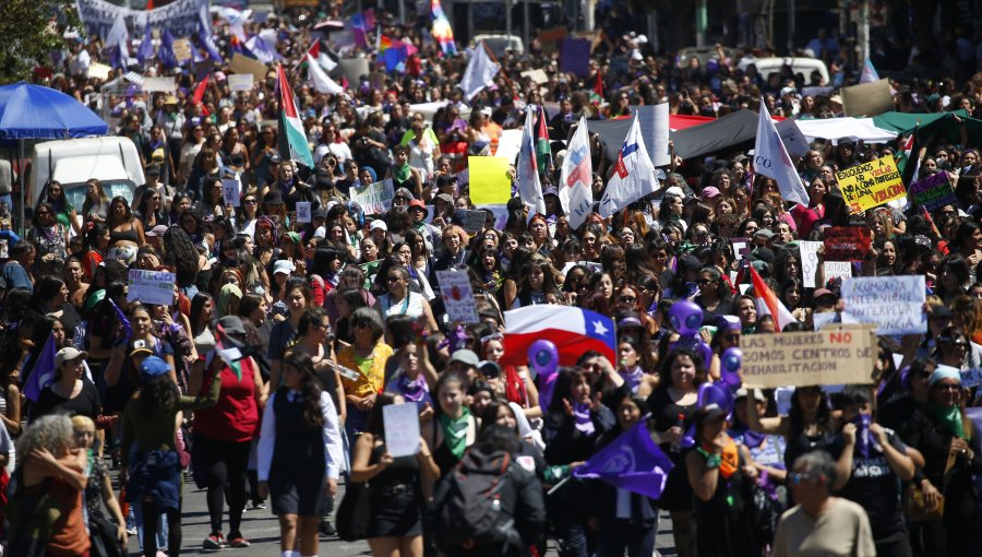 Masiva marcha por las calles de Valparaíso en la conmemoración del Día Internacional de la Mujer