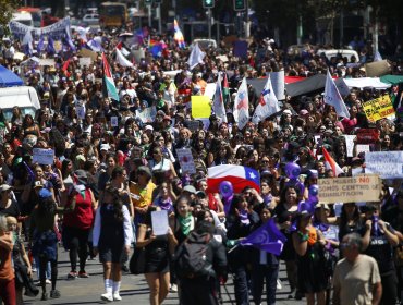 Masiva marcha por las calles de Valparaíso en la conmemoración del Día Internacional de la Mujer