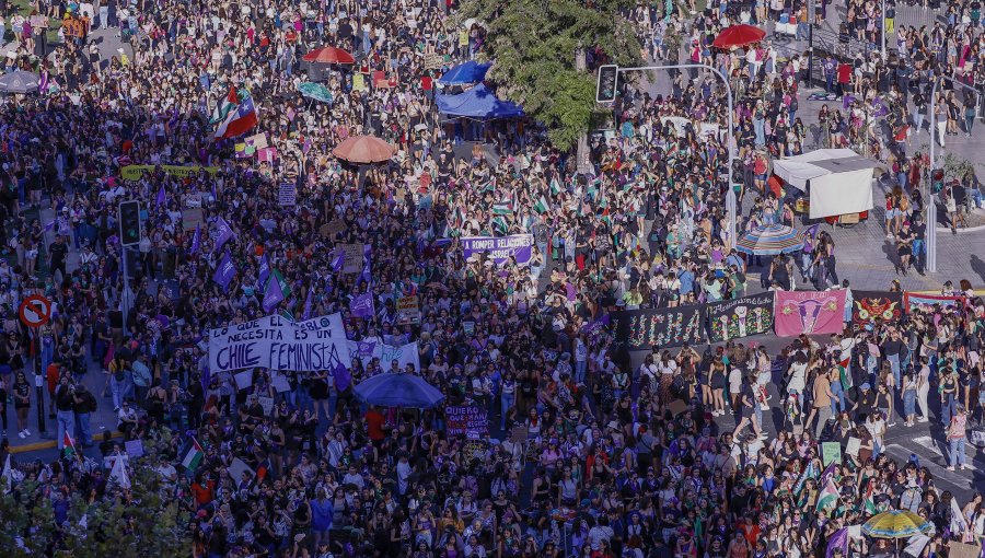 Masiva asistencia a marcha conmemorativa por el Día Internacional de la Mujer en el centro de Santiago