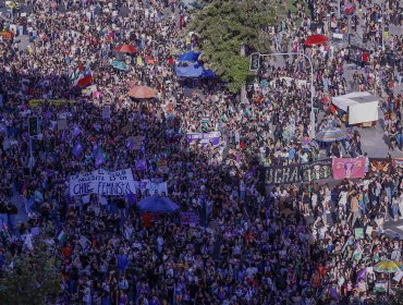 Masiva asistencia a marcha conmemorativa por el Día Internacional de la Mujer en el centro de Santiago
